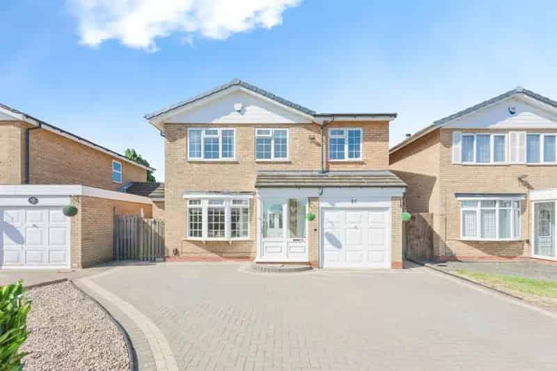 4 Bedroom Detached House with Garage and Driveway