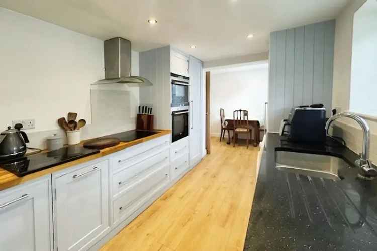 2-Bedroom End Terrace House Near Warminster Town Centre