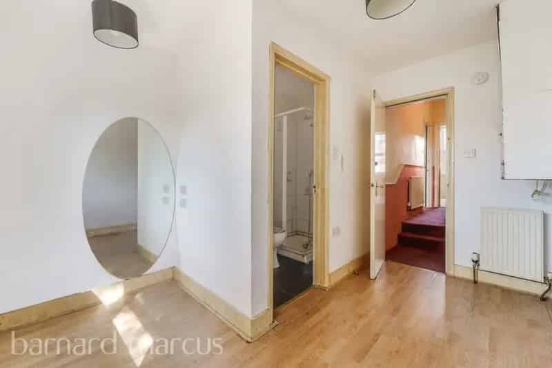 4-Bedroom House Feltham Near Train Station and Amenities