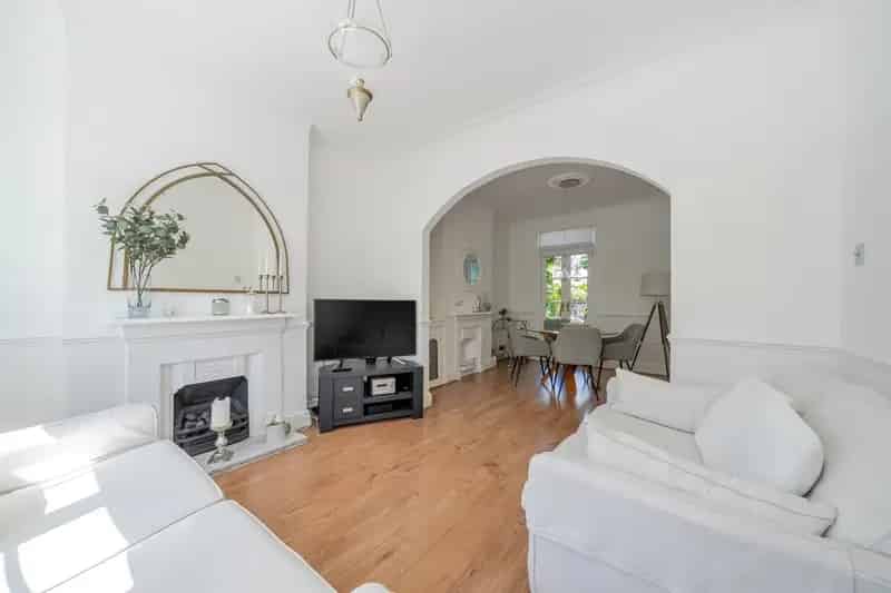 Victorian Cottage Modernized Near Gordon Hill Station