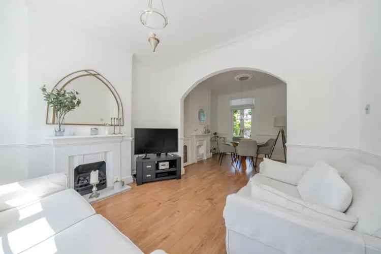 Victorian Cottage Modernized Near Gordon Hill Station