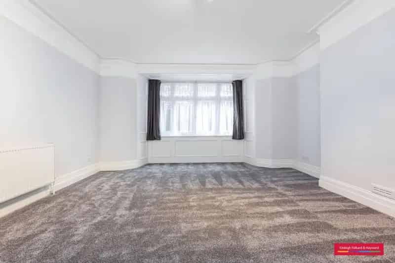 Four Bedroom Flat to Rent Ground Floor Popular Red Brick Block