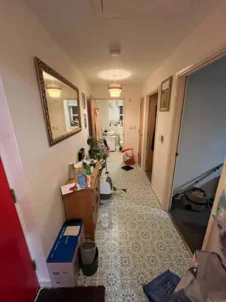 2nd Floor Flat near Train Station and Tesco