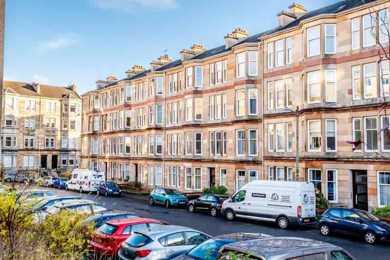 2-Bed Top Floor Apartment Mount Florida - Modernization Needed