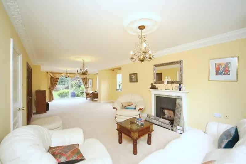 5 Bedroom House with Large Garden and Double Garage
