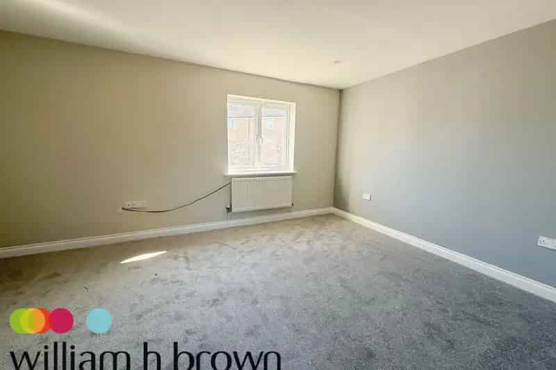 4-Bed Semi-Detached House Family Home Near Schools