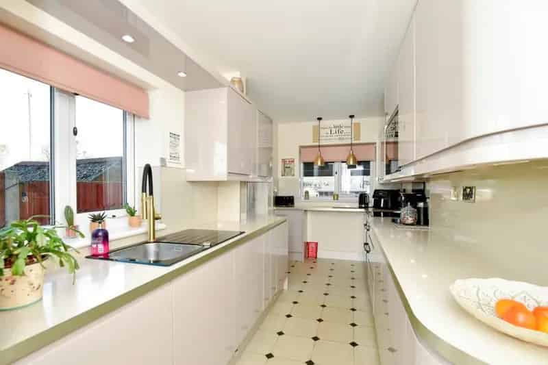 Chain Free Family Home: 3 Double Beds, Garden, Double Garage
