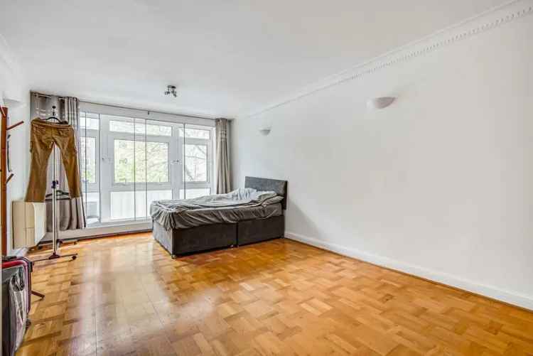 Flat For Sale in London, England