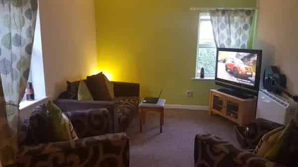 2 Bed Spacious Flat Near Amenities Large Car Park Security Door