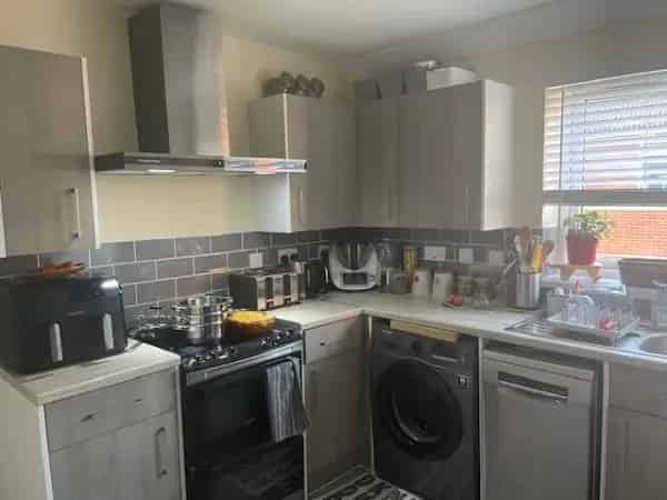 Spacious 2 Double Bedroom Flat with Balcony and Storage