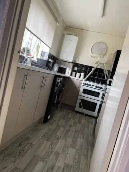 2 Bedroom 2nd Floor Flat S4 New Kitchen