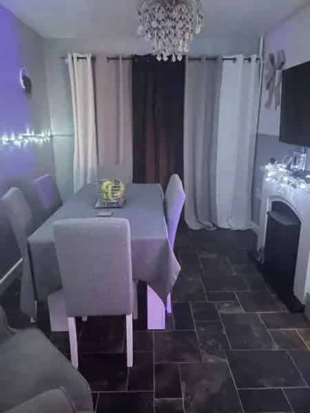 Large 3 Bed Townhouse Gated Driveway New Kitchen Near Shops