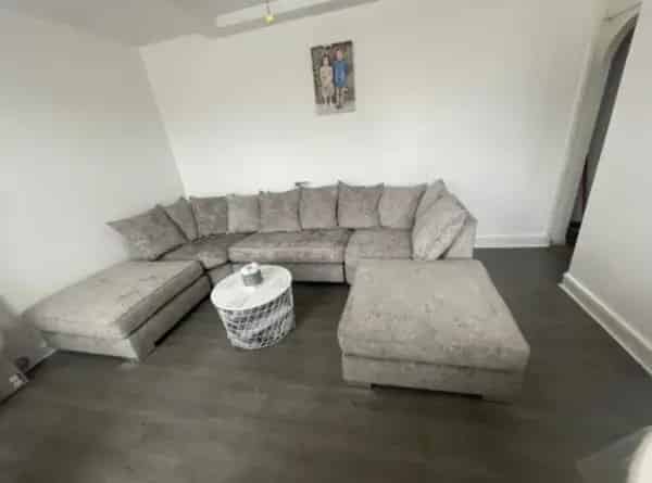 2 Bedroom Maisonette 3rd Floor Lift Access Large Living Room