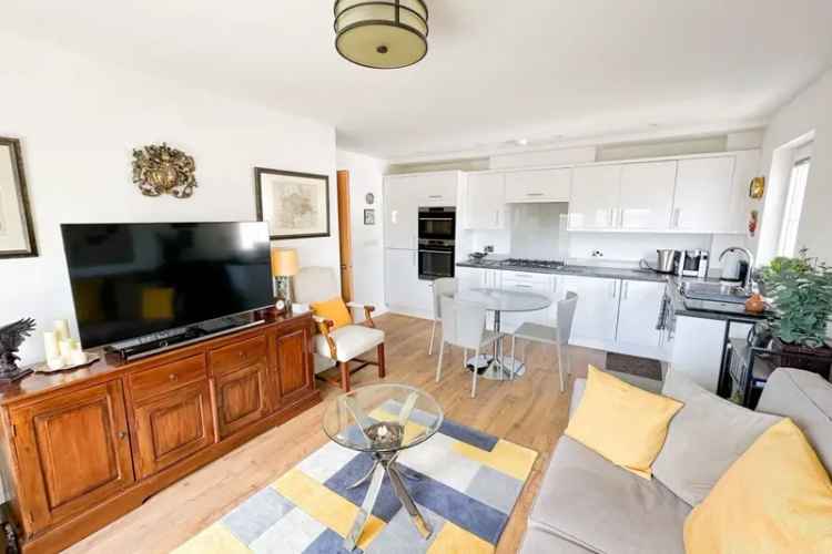 2-Bed Flat near Eastbourne Seafront - Modern Amenities Garage