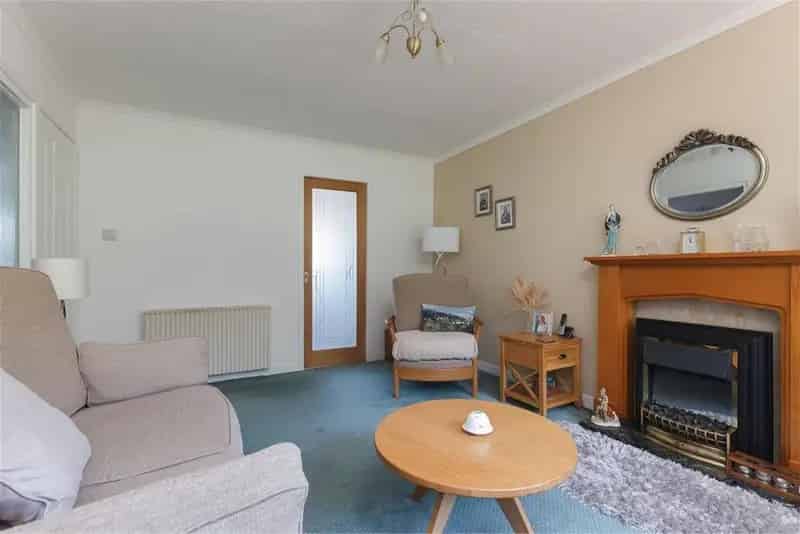 2 Bed Flat Upper Villa with Garage and Garden