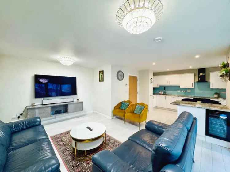 3 Bedroom Flat To Let 957 SQ FT