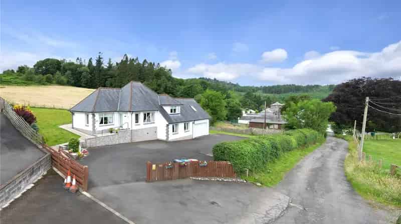 Skipsfield House 5.1 Acres Family Home Equestrian Potential