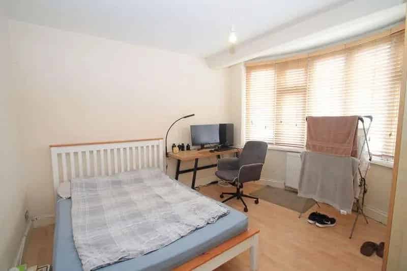 6 bed house for sale