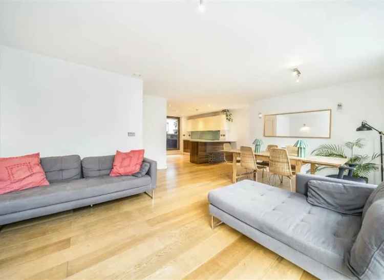 Flat For Sale in London, England