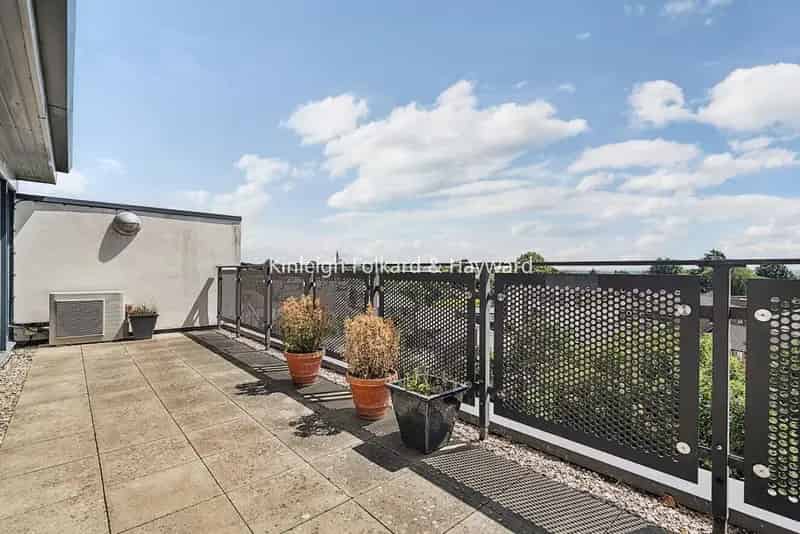 Two Bedroom Modern Apartment near Bromley North Station