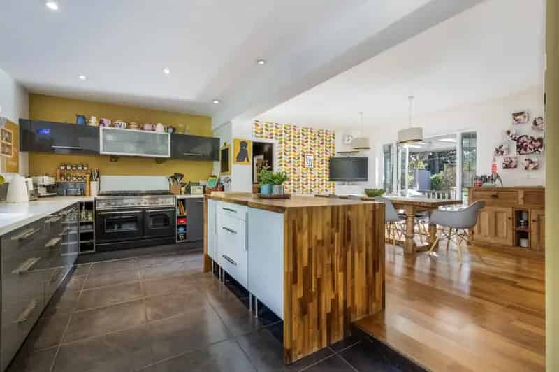 7 Bedroom Detached House with Cottage and 1.28 Acres