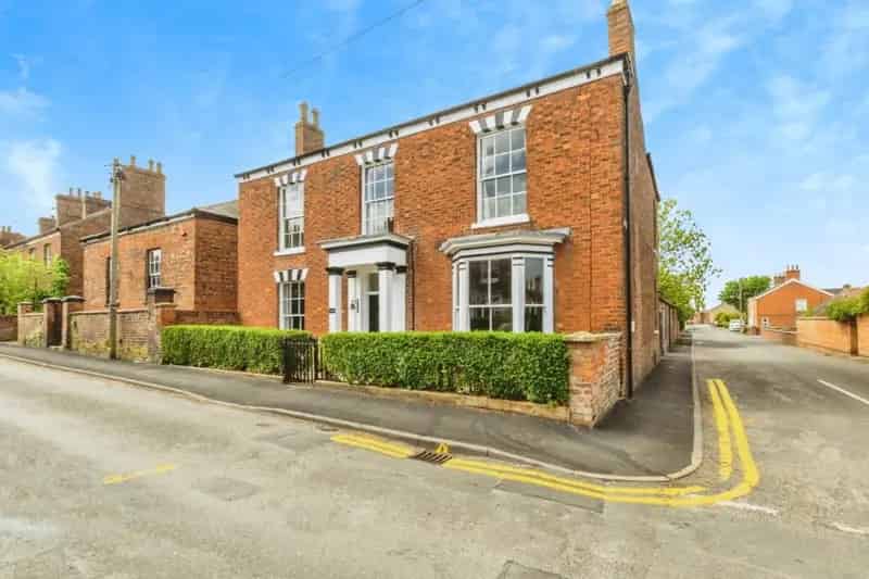 5 bedroom House
 For Sale