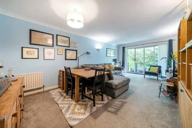 2 Bed 2 Bath Ground Floor Apartment with Patio and Gardens