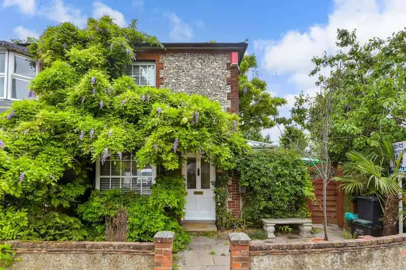 2 Bedroom Period Cottage Merstham Village Near Station