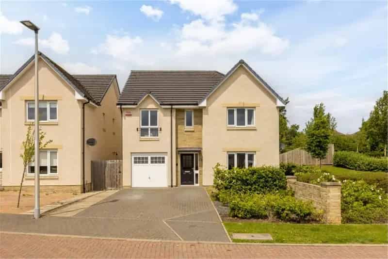 4 Bed Detached House with 2 Reception Rooms Bonnyrigg