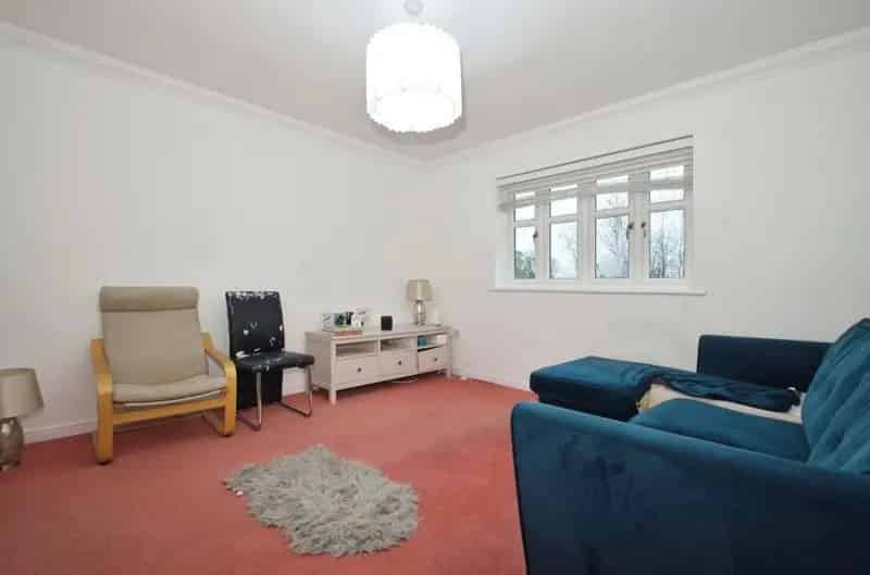 2 Bedroom Maisonette with Parking and Garden - No Onward Chain