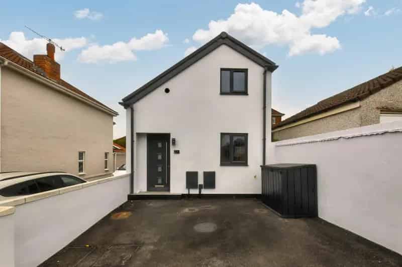 3 Bedroom Detached House For Sale in Hengrove