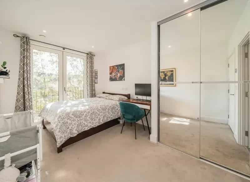 Flat For Sale , London, England