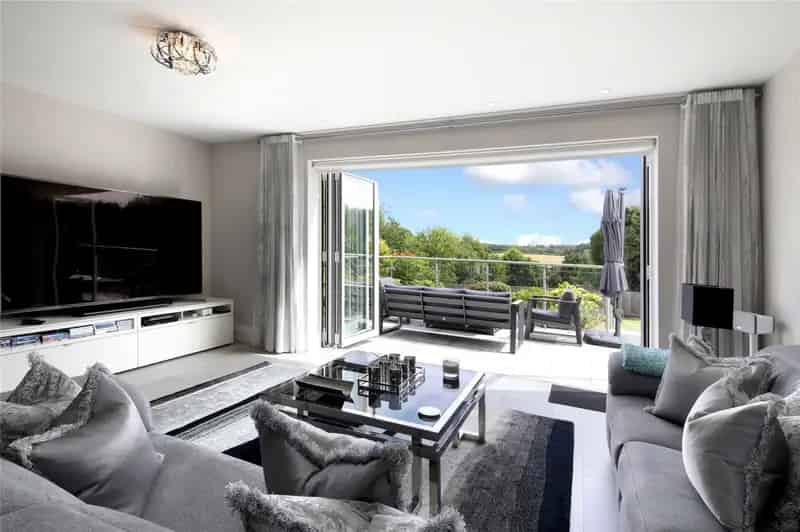 4 Bedroom Ground Floor Apartment for Sale