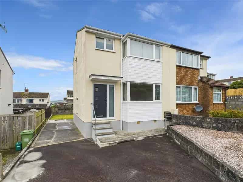 3 Bedroom Semi Detached House To Rent
