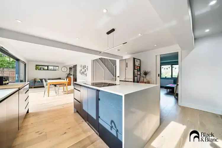 4 Bedroom Detached House for Sale in Beckenham