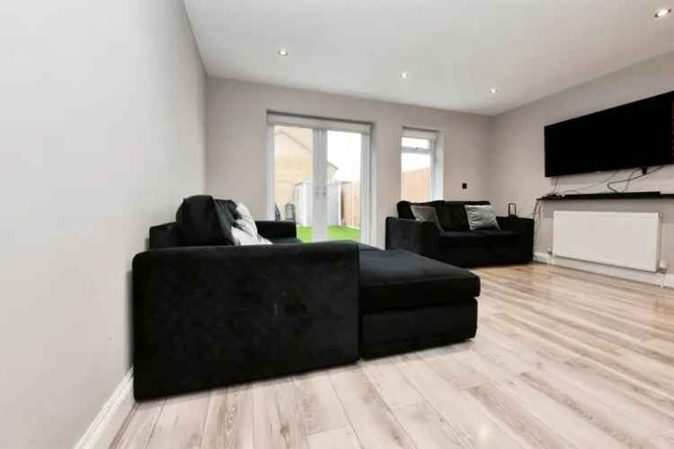 Three Bedroom Family Home in Gated Cheshunt Development