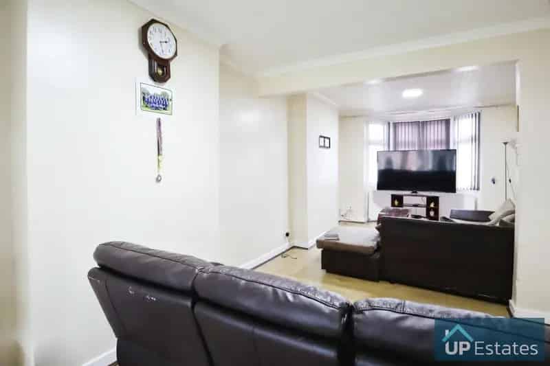 3 Bedroom End Terrace House to Rent Radford