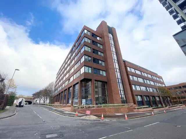 1 Bedroom Apartment Near Town Centre and Train Station