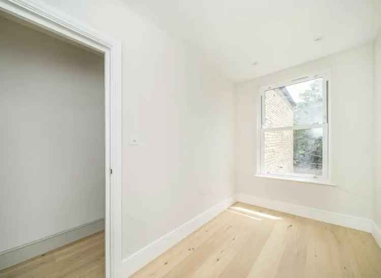 1-Bed Apartment Earlsfield Refurbished Victorian Conversion Juliette Balcony