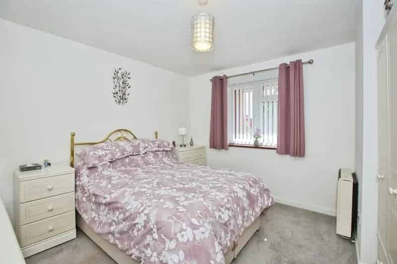 2 Bed Bungalow with Conservatory Garage and Garden