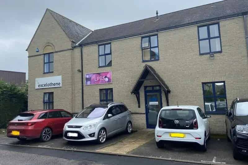 Modern 2210 sq ft Office Building For Lease