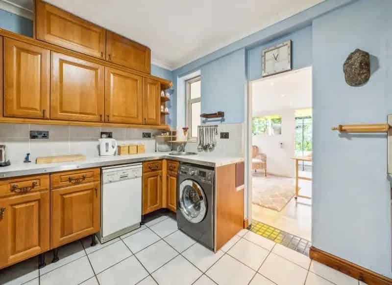 Spacious Semi Detached House with Large Garden and Workshop