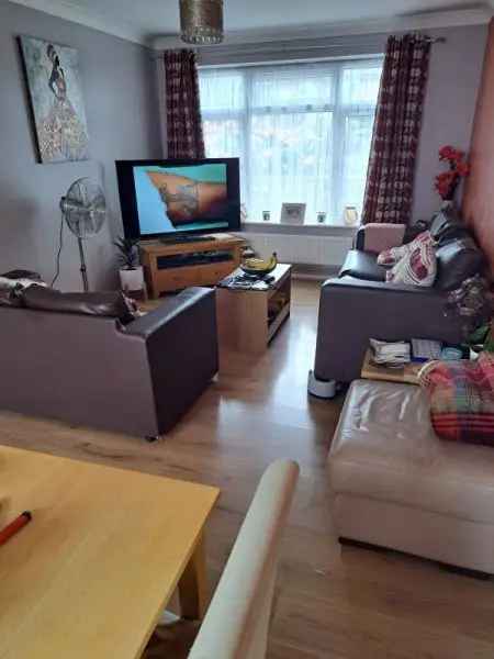 Flat For Rent in Crawley, England