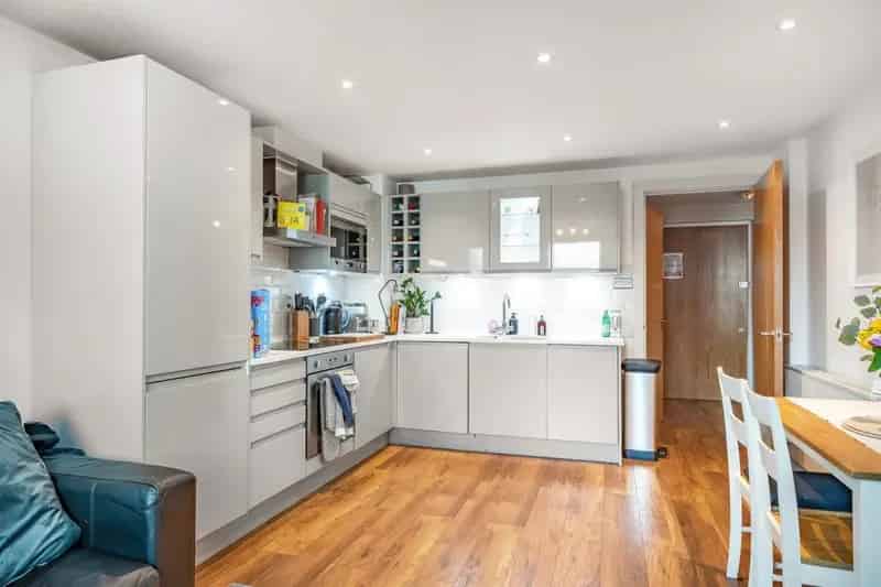 One Bedroom Apartment Near Southside Shopping Centre and Parks