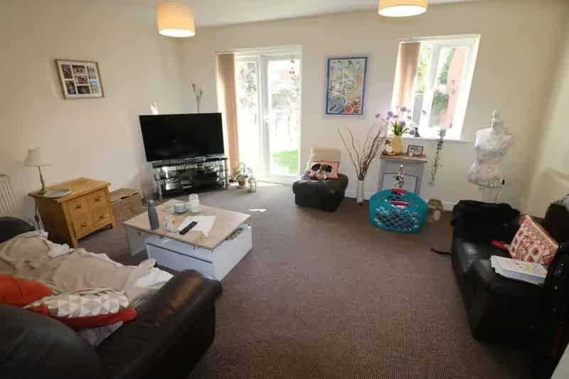 3 Bedroom Semi Detached House To Rent