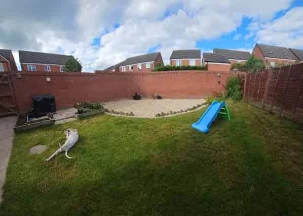 Large 3 Bedroom House with Garden and Driveway