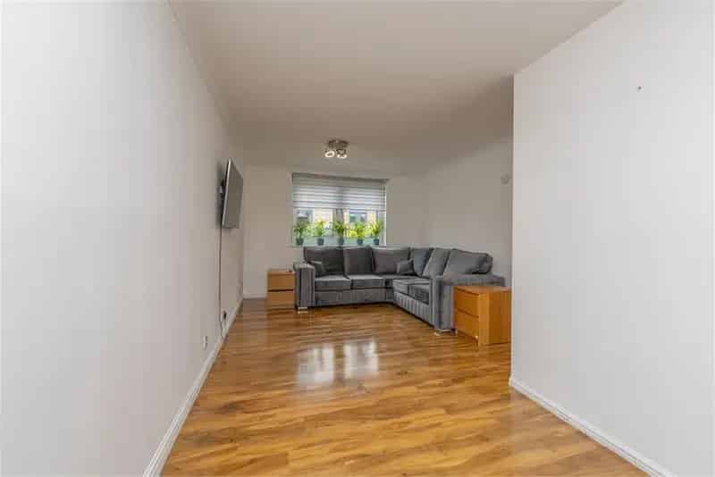 2 Bed Flat Shore Edinburgh Ground Floor Gas Central Heating Parking