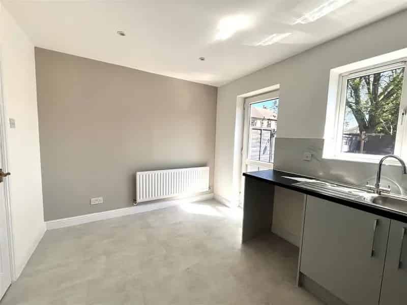 2 Bedroom Semi Detached House To Rent