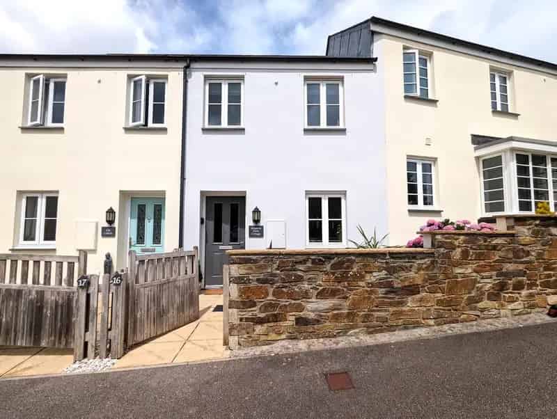 2 Bedroom Semi Detached House To Rent