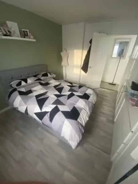 Large 2 Bed Ground Floor Flat Near Schools and Supermarket